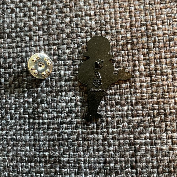 NWOT Meow Wolf Omega Mart VIP Souvenir Pin, Las Vegas, Collectors Enamel Pin - Picture 3 of 3